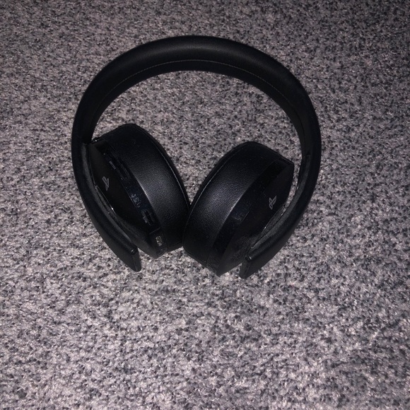 Sony PS4/PS5 Gold Wireless Headset - Picture 4 of 5